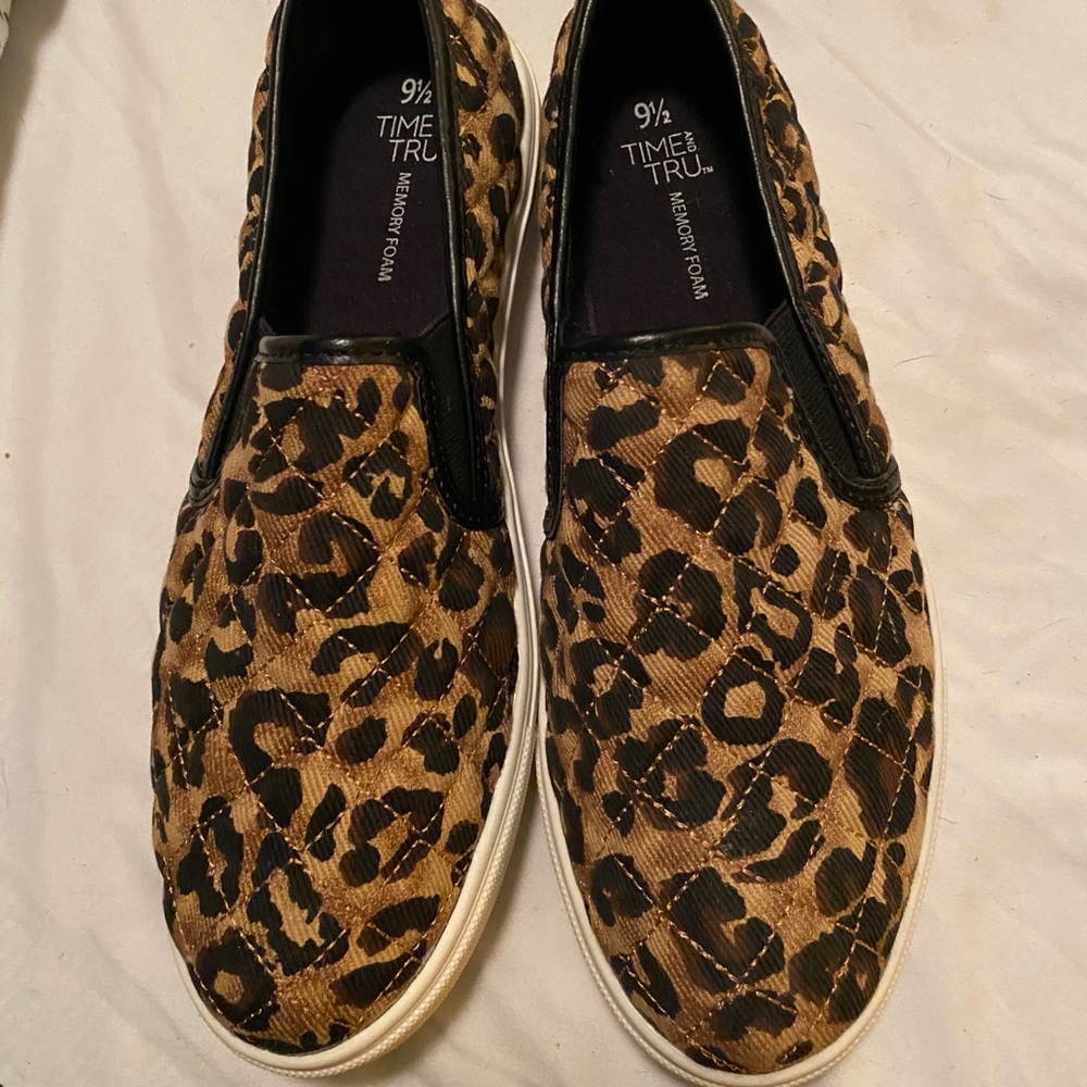 Tennis shoes